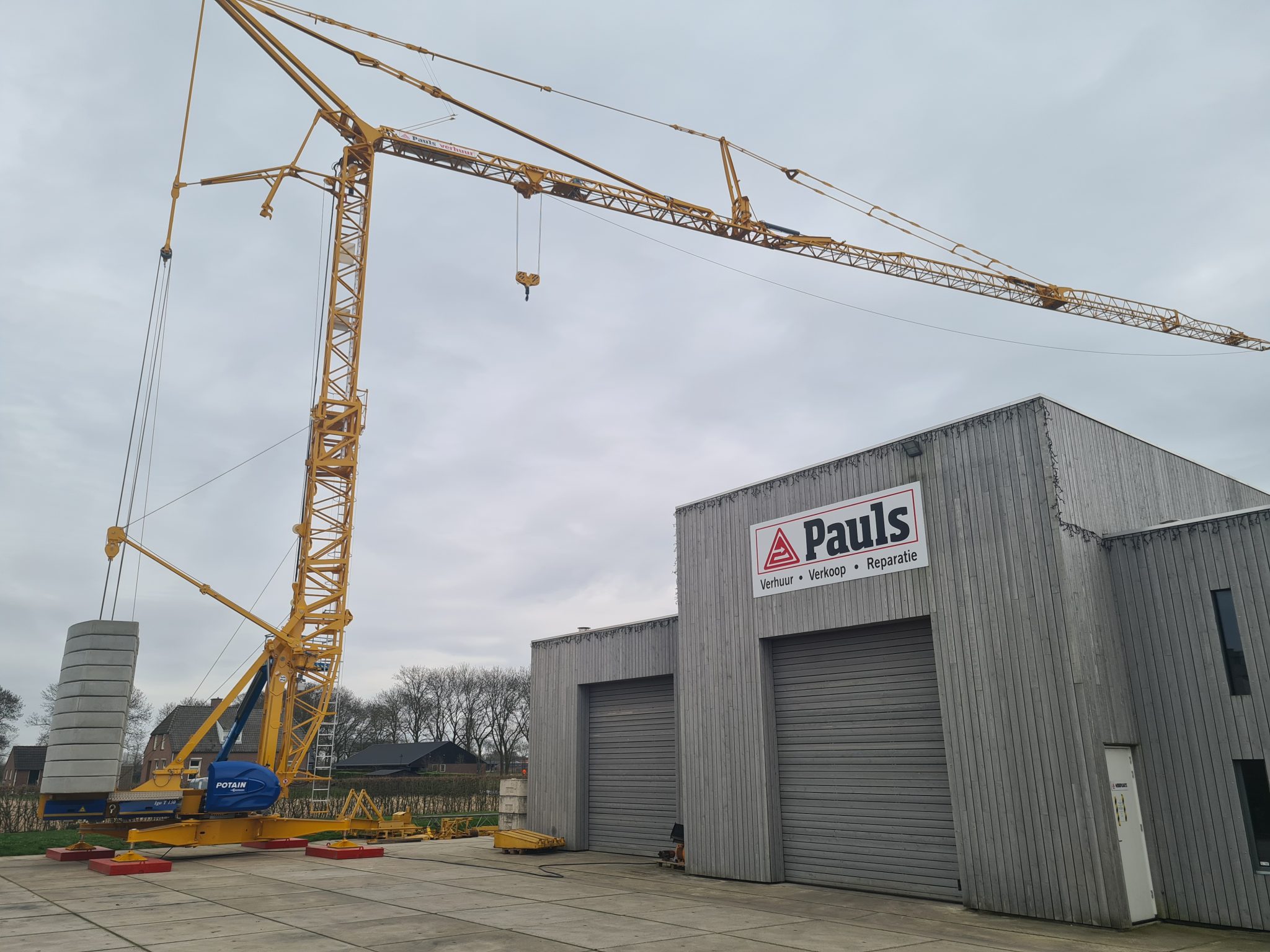 Potain-bouwkraan naast de hal van Pauls in Lith