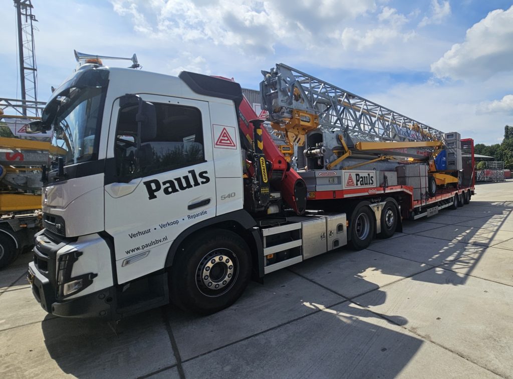 Vrachtwagen van Pauls met bouwkraan op de oplegger